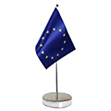 Bandiera da Tavolo UE 9"x 6" - Set di Piccola Bandiere Unione Europea con Stelle Blu Comprende Pennone e Base