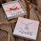 Wrendale Designs Set di 8 biglietti di auguri di lusso motivo Snowfall con coniglietti e bacche invernali confezione regalo